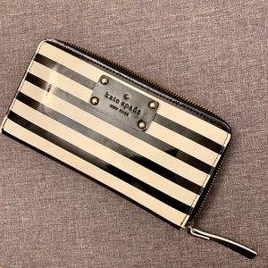KATE SPADE Black & White Stripped Wallet